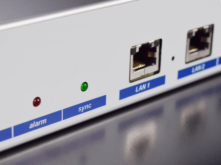 Mobatime time server - close up.png